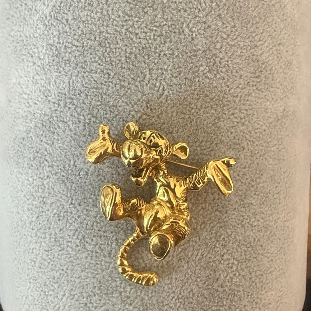 Gold Disney Tigger the tiger  Brooch